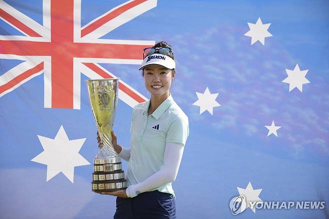 우승컵을 든 그레이스 김 [AP=연합뉴스]