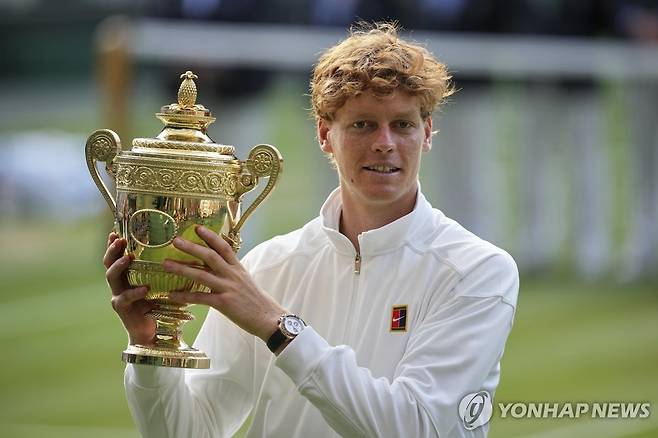 윔블던 우승컵을 든 신네르 [AP=연합뉴스]