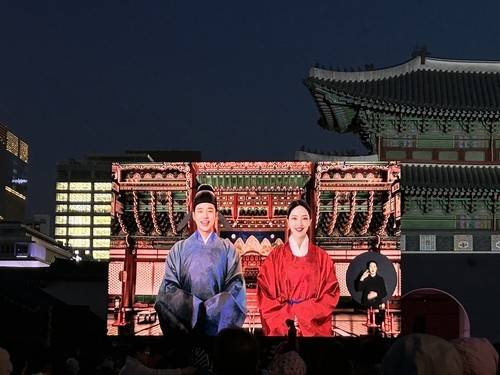 궁중문화축전 개막제에 등장한 '특별한 MC'     (서울=연합뉴스) 김예나 기자 = 지난달 25일 서울 종로구 경복궁 흥례문 광장에서 열린 '2025 궁중문화축전 개막제'에서 인공지능(AI)을 활용해 만든 '여민'(왼쪽)과 '동락'이 주제 공연을 소개하고 있다. 2025.5.13
    yes@yna.co.kr