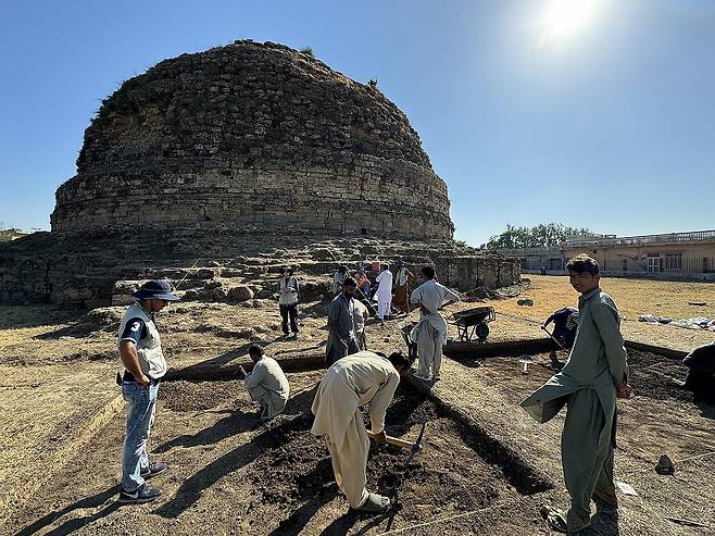 부처의 전생 이야기 전하는 유적…한국-파키스탄 공동 조사 (서울=연합뉴스) 한국과 파키스탄이 부처의 전생 이야기가 전하는 불교 유적을 함께 조사한다. 
    국가유산청과 국가유산진흥원은 파키스탄 이슬라마바드 고고학박물관국과 함께 만키알라(Mankiala) 스투파 유적을 발굴 조사하고 있다고 7일 밝혔다. 사진은 발굴 조사 현장 모습. 2024.11.7 [국가유산진흥원 제공. 재판매 및 DB 금지] photo@yna.co.kr