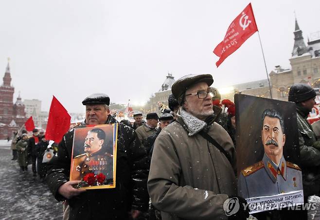 2011년 1월 러시아에서 열린 스탈린 탄생 132주년 기념행사의 참가자들 [EPA]