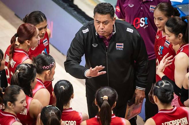 키아티퐁 감독(중앙) 작전 지시를 듣는 태국 여자배구 대표팀 선수들 [FIVB 홈피 캡처. 재판매 및 DB 금지]