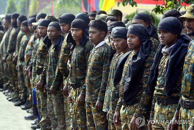 항복하는 인도 아삼주 반군들 2020년 1월 23일 인도 아삼주 구와하티에서 반군들이 항복하며 무기를 내려놓기 위해 줄을 서 있다. 
[EPA 연합뉴스 자료사진. 재판매 및 DB 금지]