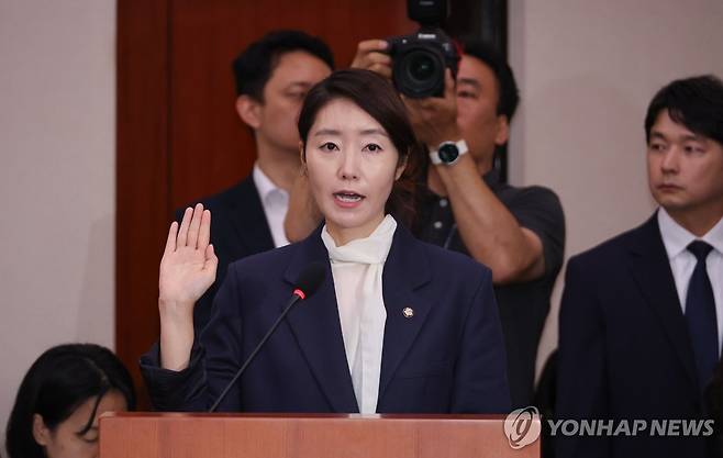선서하는 강선우 여가부 장관 후보자 (서울=연합뉴스) 김주성 기자 = 강선우 여성가족부 장관 후보자가 14일 서울 여의도 국회 여성가족위원회에서 열린 인사청문회에서 선서하고 있다. 2025.7.14 utzza@yna.co.kr