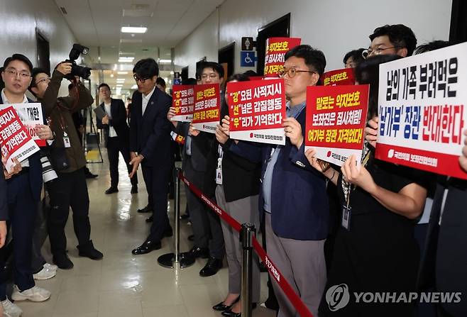 강선우 여가부 장관 후보자 사퇴 요구 피켓시위 (서울=연합뉴스) 김주성 기자 = 국민의힘 보좌진협의회 소속 보좌관들이 강선우 여성가족부 장관 후보자의 인사청문회가 열리는 14일 국회 여성가족위원회 청문회장 앞에서 사퇴를 촉구하는 피켓시위를 하고 있다. 2025.7.14 utzza@yna.co.kr