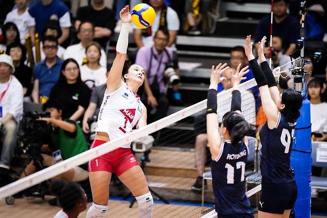 상대 공격을 차단하고자 최선을 다해 점프한 한국 대표팀 미들 블로커 [국제배구연맹 제공. 재판매 및 DB 금지]