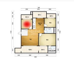 화재가 난 아파트 내부 평면도  빨간색(작은방) 부분이 발화지점. 위쪽발코니 창문은 3층 높이, 아랫쪽 거실 발코니는 1층(지상과 연결). 일가족은 주방 발코니 창문과 주방 옆 방 창문 쪽에서 구조를 기다렸다.