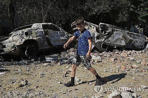 러시아 공격받은 우크라이나 키이우  (AP=연합뉴스) 지난 4일(현지시간) 우크라이나 수도 키이우의 한 지역에 러시아 드론과 미사일 공격을 받은 뒤 파손된 자동차들과 다른 잔해들이 흩어져 있다.