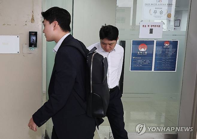 동해종합기술공사 압수수색 (서울=연합뉴스) 김성민 기자 = 김건희 여사에 관한 의혹들을 수사하는 민중기 특별검사팀이 14일 '양평고속도로 노선변경 특혜 의혹'과 관련해 국토교통부 등 10여곳에 대한 전방위 압수수색에 나섰다.
    이날 서울 성동구 동해종합기술공사 성수 본사에서 특검 관계자들이 사무실을 나서고 있다. 2025.7.14 ksm7976@yna.co.kr