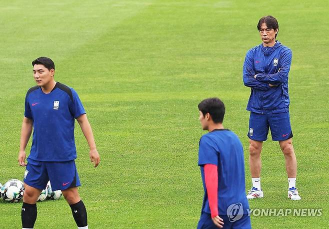 훈련 지켜보는 홍명보 감독 (성남=연합뉴스) 홍기원 기자 = 2025년 동아시아축구연맹(EAFF) E-1 챔피언십(동아시안컵) 남자부 3차전 일본과의 경기를 앞둔 축구 국가대표팀 홍명보 감독이 14일 경기도 성남종합운동장에서 훈련하는 선수들을 지켜보고 있다. 2025.7.14 xanadu@yna.co.kr