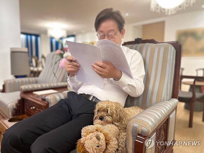 이재명 대통령, 반려견과 함께 (서울=연합뉴스) 대통령실은 이재명 대통령이 서울 한남동 관저에서 반려견 '바비'와 함께 하는 모습을 14일 SNS에 공개했다. 2025.7.14 [이재명 대통령 SNS. 재판매 및 DB 금지] photo@yna.co.kr