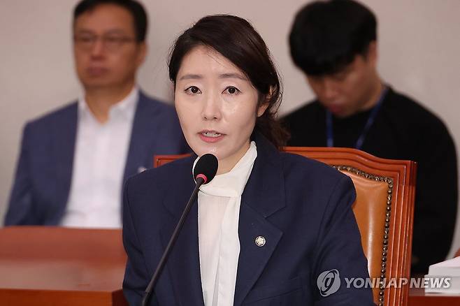 답변하는 강선우 여가부 장관 후보자 (서울=연합뉴스) 김주성 기자 = 강선우 여성가족부 장관 후보자가 14일 국회 여성가족위원회에서 열린 인사청문회에서 위원의 질문에 답하고 있다. 2025.7.14 utzza@yna.co.kr