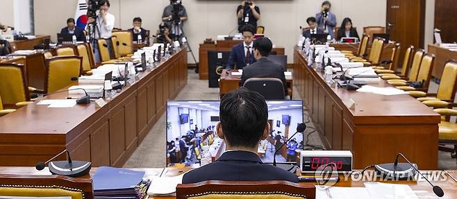 여야 갈등 과기정통부 장관 인사청문회 개회도 못하고 중단 (서울=연합뉴스) 황광모 기자 = 14일 서울 여의도 국회 과학기술정보방송통신위원회에서 열린 배경훈 과학기술정보통신부 장관 후보자 인사청문회가 국민의힘 위원들의 청문회장 내 인쇄물 부착을 둘러싼 여야 갈등으로 열리지 못한 채 배 후보자만 있다. 2025.7.14 hkmpooh@yna.co.kr