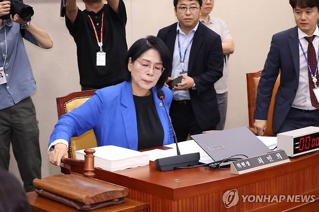 산회 선언하는 최민희 위원장 (서울=연합뉴스) 황광모 기자 = 14일 국회 과학기술정보통신위원회 전체 회의에서 열린 배경훈 과학기술정보통신부 장관 후보자의 인사청문회에서 최민희 위원장이 산회를 선언하고 있다. 2025.7.14 hkmpooh@yna.co.kr
