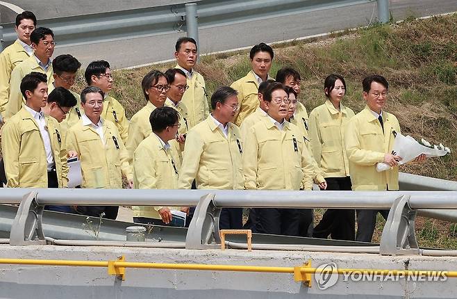 오송 참사 2주기, 이재명 대통령 현장 점검 (청주=연합뉴스) 홍해인 기자 = 이재명 대통령이 오송 참사 2주기를 앞두고 14일 충북 청주시 오송읍 궁평2지하차도를 방문해 현장 점검을 위해 이동하고 있다. 
    지난 2023년 7월 15일 오송 궁평2지하차도에서는 인근 미호강이 범람하며 침수되는 사고가 발생해 14명이 숨졌다. 2025.7.14 [대통령실통신사진기자단] hihong@yna.co.kr