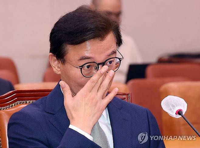 안경 고쳐쓰는 전재수 (서울=연합뉴스) 박동주 기자 = 전재수 해양수산부 장관 후보자가 14일 서울 여의도 국회 농림축산식품해양수산위원회 전체회의에서 열린 인사청문회에 참석해 안경을 고쳐 쓰고 있다. 2025.7.14 pdj6635@yna.co.kr