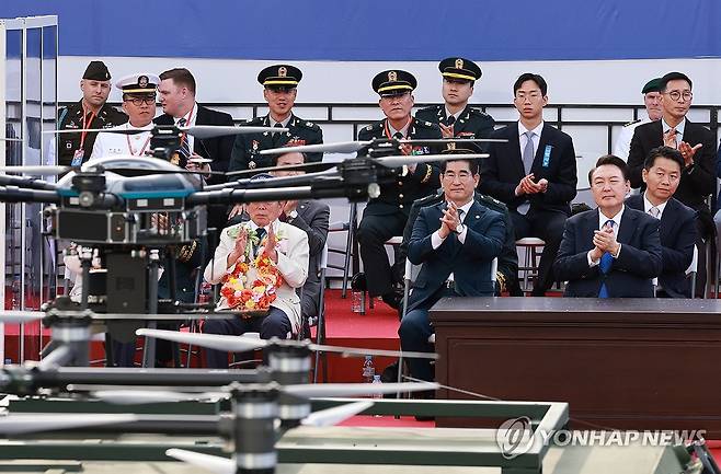 드론 바라보는 윤석열 대통령 (서울=연합뉴스) 홍해인 기자 = 윤석열 대통령이 1일 서울 광화문 일대에서 열린 국군의날 시가행진 중 세종대왕상 앞 관람 무대 앞을 지나는 드론을 바라보고 있다. 2024.10.1 hihong@yna.co.kr
