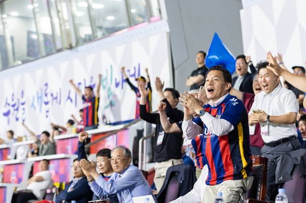 이재준 수원시장과 수원시민이 수원FC 경기를 보며 환호하고 있다. /수원시 제공