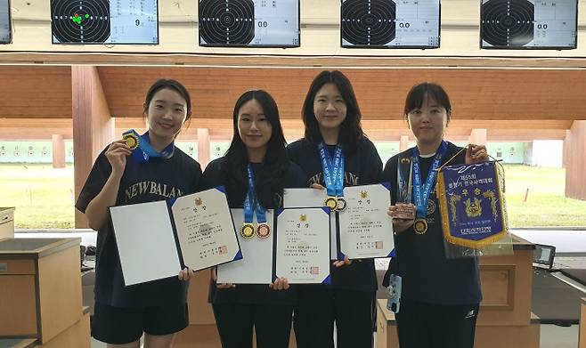 　제55회 봉황기 전국사격대회 여자일반부 50m 복사 단체전서 금빛총성을 울린 화성시청 선수단이 기념촬영을 하고 있다. 사진=화성시청