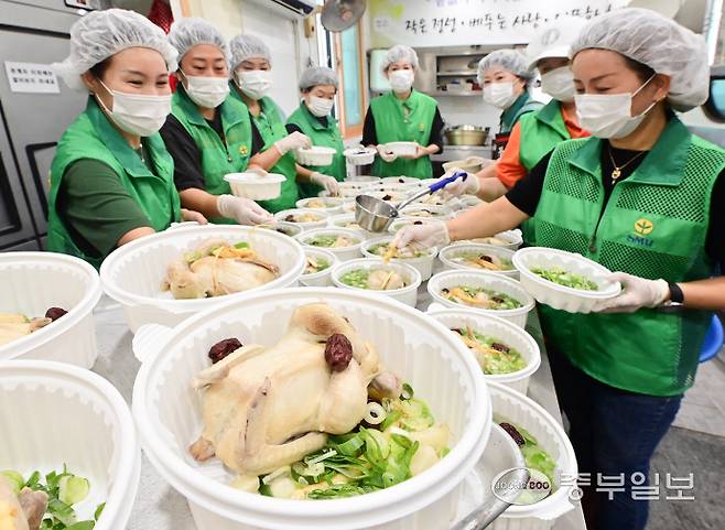 15일 오전 수원시 권선구 평동행정복지센터에서 열린 '효사랑 평동 사랑의 삼계탕 나눔'에서 평동새마을부녀회 관계자들이 지역 취약계층 50세대에게 전달할 삼계탕을 만들고 있다. 임채운기자