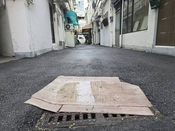 인천시 동구 송림오거리 인근 주택가에 설치된 빗물받이가 덮개로 막혀 그 위에 빗물이 고여 있다.