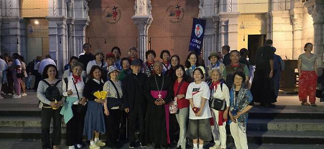 프랑스 루르드 로사리오 대성당에서 야외미사후 미사 집전한 대주교와 함께 한 순례자들.