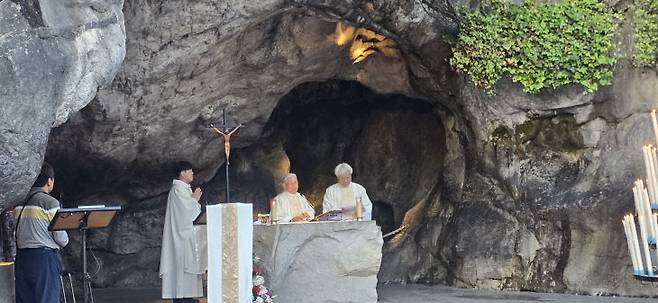 마사비엘 동굴에서 미사 집전하는 김정수 바르나바 신부(가운데).