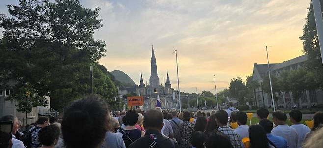 프랑스 루르드 성지에는 세계각국에서 온 순례자들로 인산인해를 이룬다.