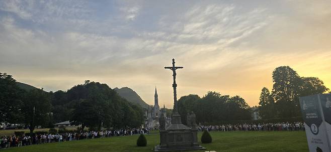 로사리오 대성당에서 야간 촛불행렬에 참석중인 세계 각국의 순례자들.