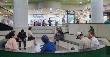 연이어 덥고 습한 날씨가 이어지는 가운데 15일 찾은 광주 동구 ‘만남의 광장’. 휴식을 취하는 노인들로 북적이고 있다. 이정준 기자