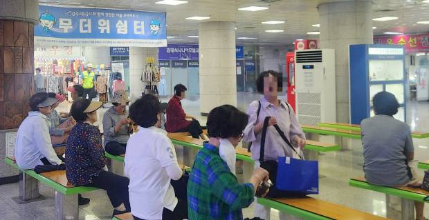 연이어 덥고 습한 날씨가 이어지는 가운데 찾은 광주 서구 상무역. 더위를 피해 휴식을 취하는 노인들로 북적이고 있다. 이정준 기자