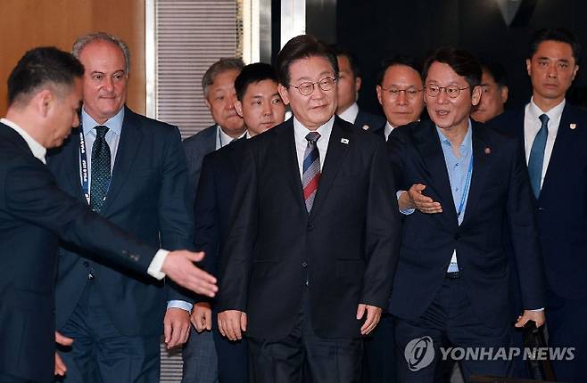 이재명 대통령이 지난 13일 서울 강남구 코엑스에서 열린 2025 세계정치학회(IPSA) 서울총회 개막식에 입장하고 있다. 연합뉴스