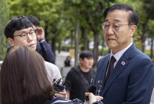 김윤덕 국토교통부 장관 후보자가 15일 정부과천청사에 마련된 인사청문회 준비 사무실로 첫 출근하다 취재진과 만나 인터뷰하고 있다. 연합뉴스