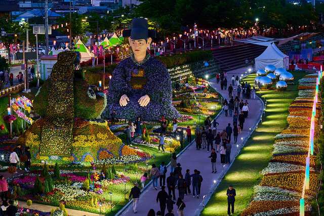 승사교와 춘향교 사이 설치된 춘향·몽룡 대형 꽃 조형물(남원시). 전북일보 DB