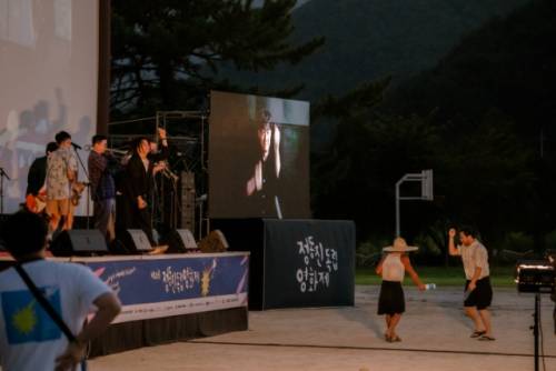 ◇정동진독립영화제 상영장에 설치된 수어 통역 송출용 LED 스크린. 영화제는 올해 휠체어 이용자를 위한 관람 환경을 조성하며 무장애 상영(배리어프리) 환경을 확대했다. 사진=정동진독립영화제.