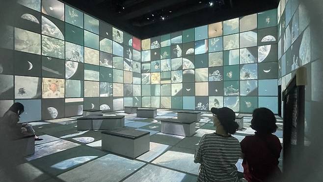 이 작품은 아폴로 11호부터 17호까지 12명의 우주인이 직접 달에서 중형 핫셀블라드 카메라로 찍은 수천 장의 원본 사진을 디지털 리마스터링해 제작한 영상이다.