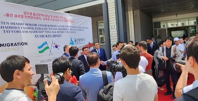 지난 7일 우즈베키스탄 페르가나주 글로벌인력양성센터에서 열린 조선기술 인력 수료식에서 현지 언론인들과 인터뷰를 하고 있는 김두겸 시장. 박유리 시민기자