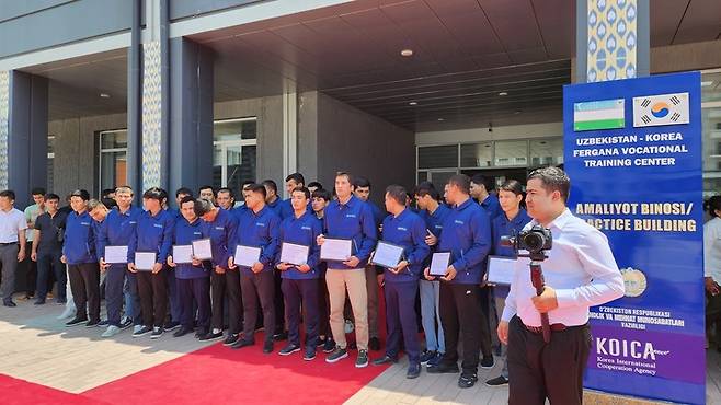 지난 7일 우즈베키스탄 페르가나주 글로벌인력양성센터에서 열린 조선기술 인력 수료식을 마친후 기념촬영을 하고 있는 수료생들. 박유리 시민기자