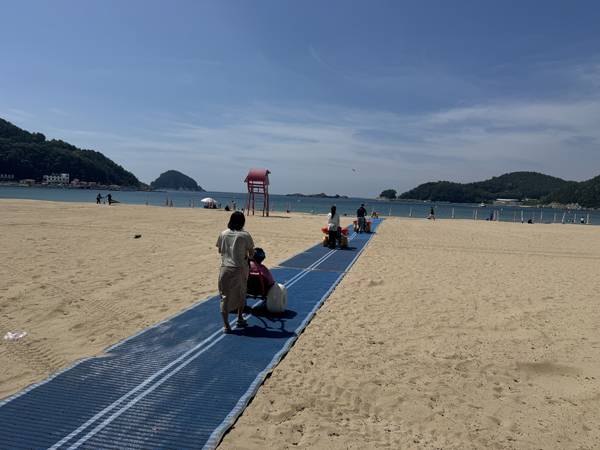 남해관광문화재단이 지난 12일 상주은모래비치에 '남해 유니버셜 비치 프로젝트'의 일환으로 설치한 무장애 매트 모습. / 남해관광문화재단