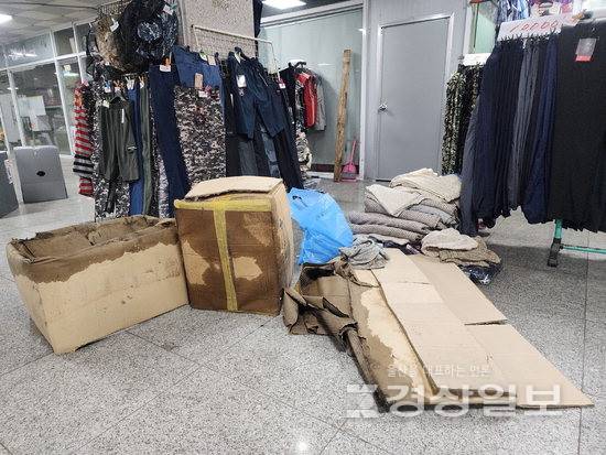 ▲ 울산 중구 우정지하상가의 한 의류매장 앞에 빗물에 젖은 옷 상자들이 쌓여있다.