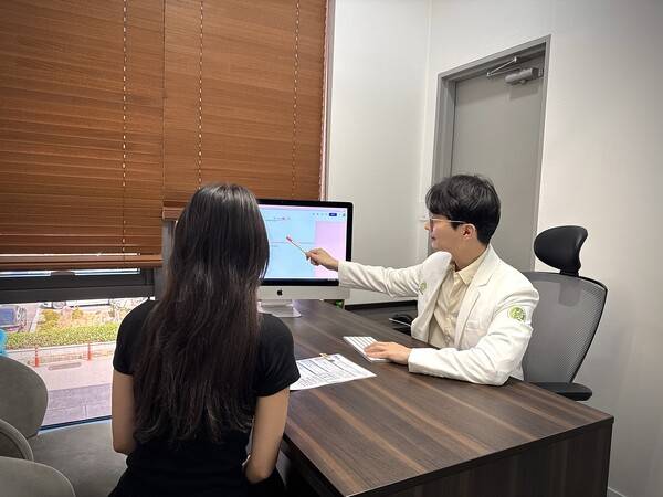 환자에게 체중 감량에 관해 설명하는 김동준 준한의원 대표원장. /준한의원