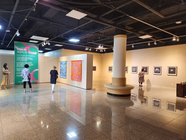 21일까지 사천미술관에서 기획 전시 〈스펙트럼: 겹겹의 색, 하나의 결〉이 열린다. /류민기 기자