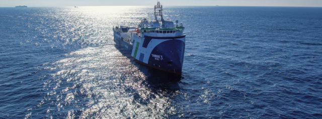 전 세계 바다를 힘차게 누비며 해저자원 탐사 및 지질조사를 수행할 바다 위 최첨단 연구소인 물리탐사연구선 "탐해 3호