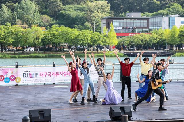 딤프의 대표적인 부대행사이자 뮤지컬 거리 공연인