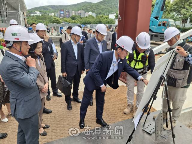 11일 김민석 국무총리가 APEC 정상회의장의 미디어센터 건설 현장을 찾아 준비 상황을 점검하고 있다. 김진만 기자