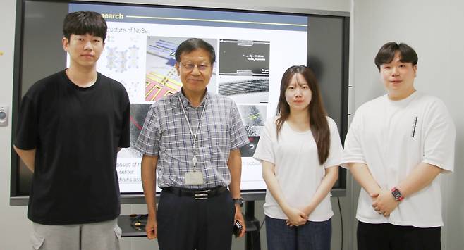 DGIST 박경수 교수(왼쪽에서 두번째)와 연구진./DGIST 제공