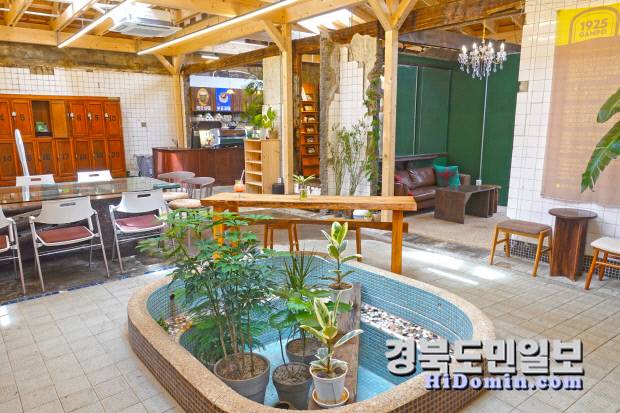 감성 명소 1925감포는 100년 된 옛 목욕탕 건물을 현대적 감각으로 리모델링해 과거와 현재가 조화를 이루는 특별한 문화 공간의 외관이 인상적이다.