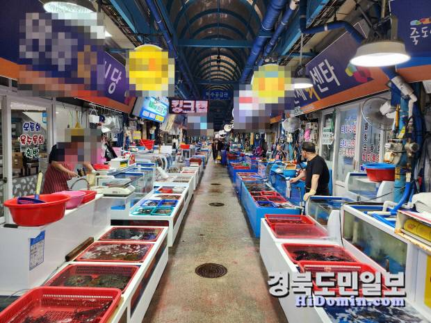 평일 낮 죽도시장은 비교적 한산했지만 상인들의 움직임은 분주했다. 골목 골목 발디딜 때마다 상인들은 가뜩이나 적은 손님 중 누구 하나라도 놓칠세라 자신의 점포 앞에서 큰 소리로 손님들의 발길을 붙잡느라 여념이 없었다. 사진=황지환 인턴기자