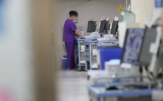 부산 한 대학병원 의료진이 환자 진료 상황을 살피고 있다. 이재찬 기자