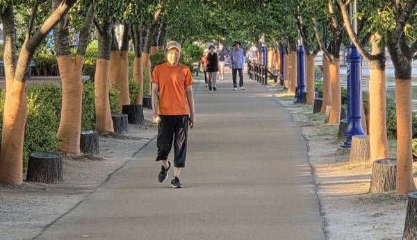 주민들이 망정우로지공원에서 아침 산책을 하고 있다.